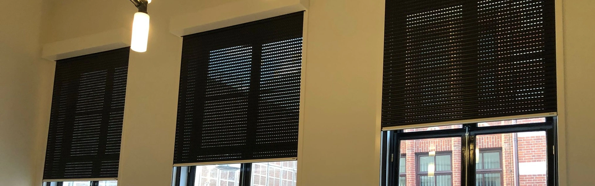 Zwarte binnenrolluiken in Amsterdamse woning geplaatst door Veldman Zonwering