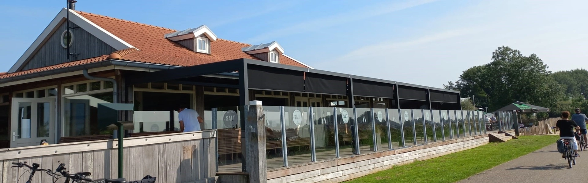 Zwarte terrasoverkapping bij Paviljoen Salt in Terherne Zwarte terrasoverkapping bij Paviljoen Salt in Terherne