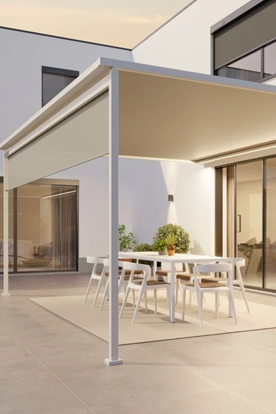 Versuz solar terrasoverkapping met doek en open screen aan zijkant Versuz overkapping met doek, vrouw zittend op bank in tuin