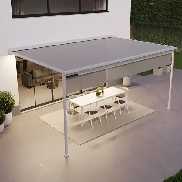 Versuz solar terrasoverkapping met open screen en eettafel eronder