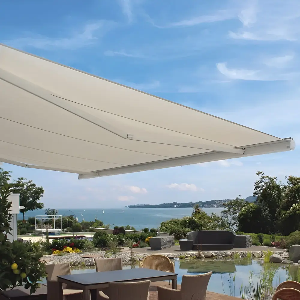 Cassette zonwering COMO met wit doek, open boven terras met uitzicht op een vijver en het meer