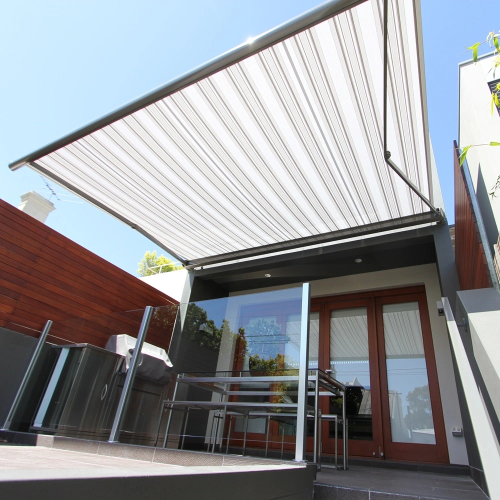 FINO knikarmscherm met gestreept doek op modern terras