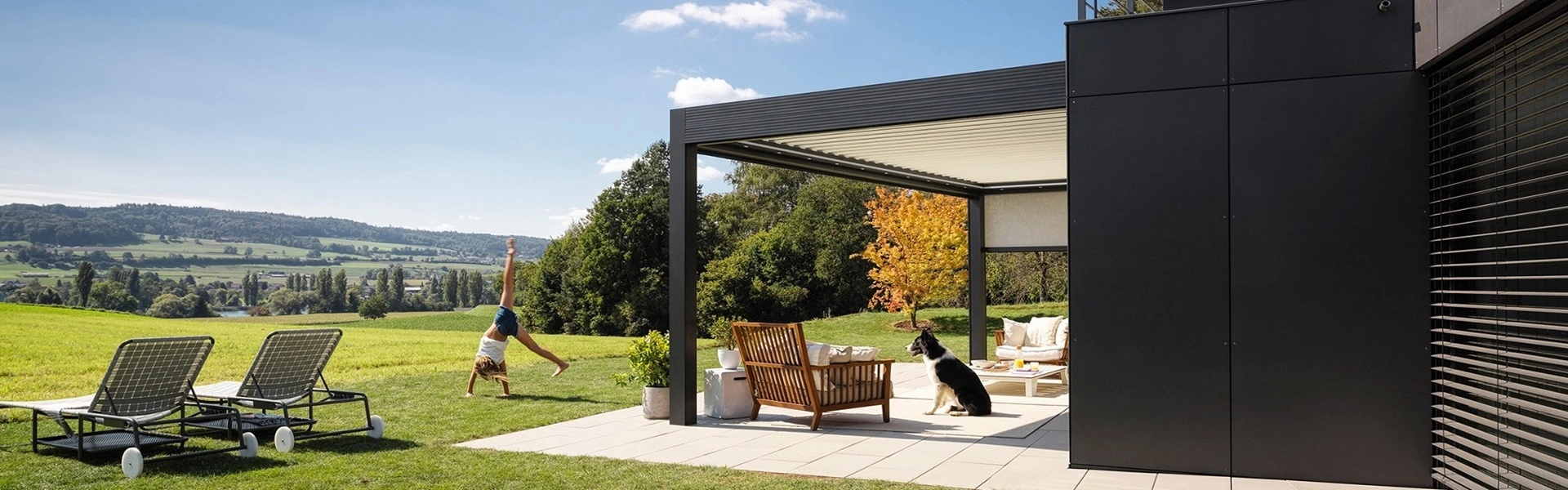 Gibus Varia lamellenoverkapping met kind en hond op ruim gazon