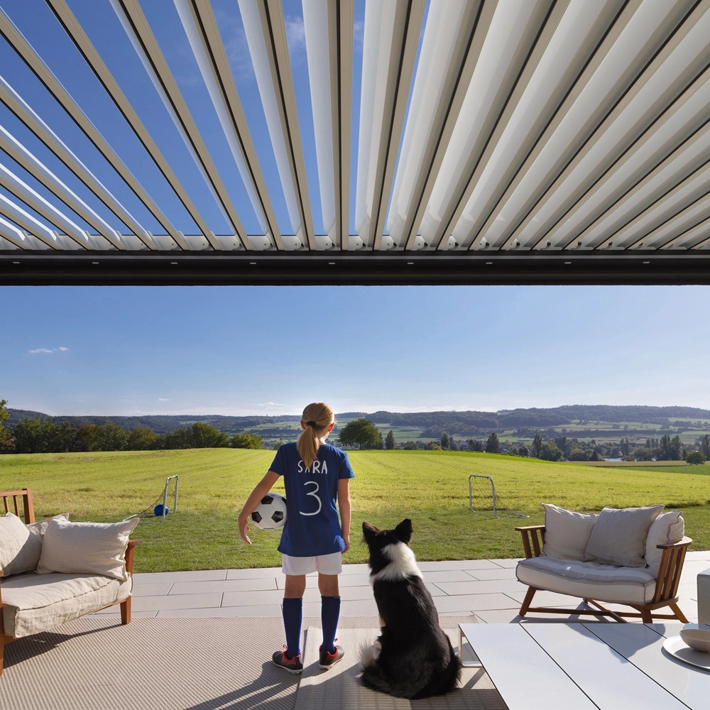 Kind en hond onder Gibus Varia lamellenoverkapping met vrij uitzicht