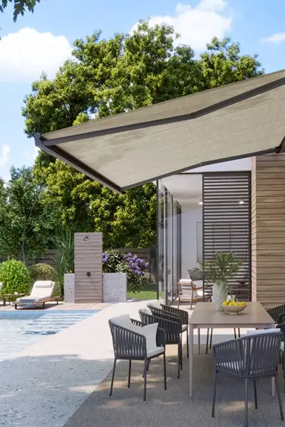 Knikarmscherm CENTO in beige kleur, uitgeschoven boven terras met tuinset en zwembad op de achtergrond Knikarmscherm CENTO in beige kleur, uitgeschoven boven terras met tuinset en zwembad op de achtergrond