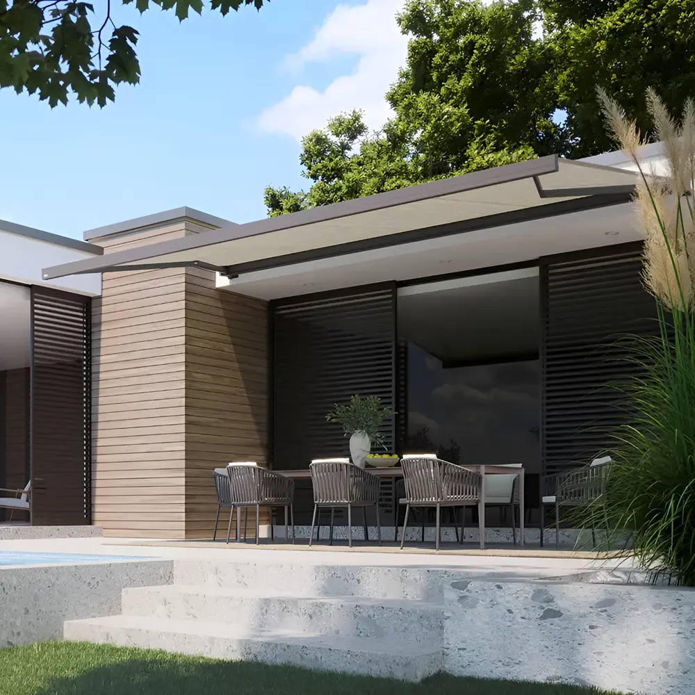 Knikarmscherm CENTO in beige uitvoering, open boven terras met eettafel en zicht vanaf de tuin