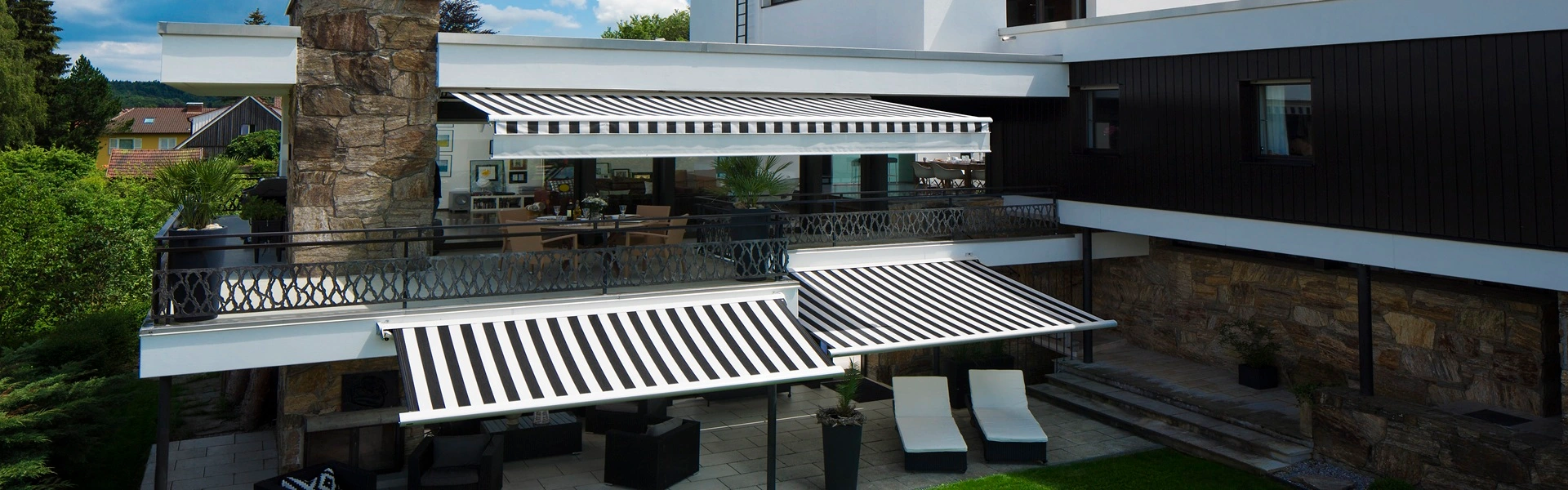 Knikarmscherm in gestreept doek gecombineerd met VARIO VOLANT zonwering