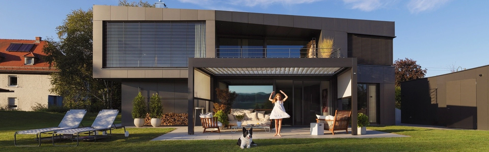 Tuinkamer Gibus Varia met lamellen bij moderne villa met tuin