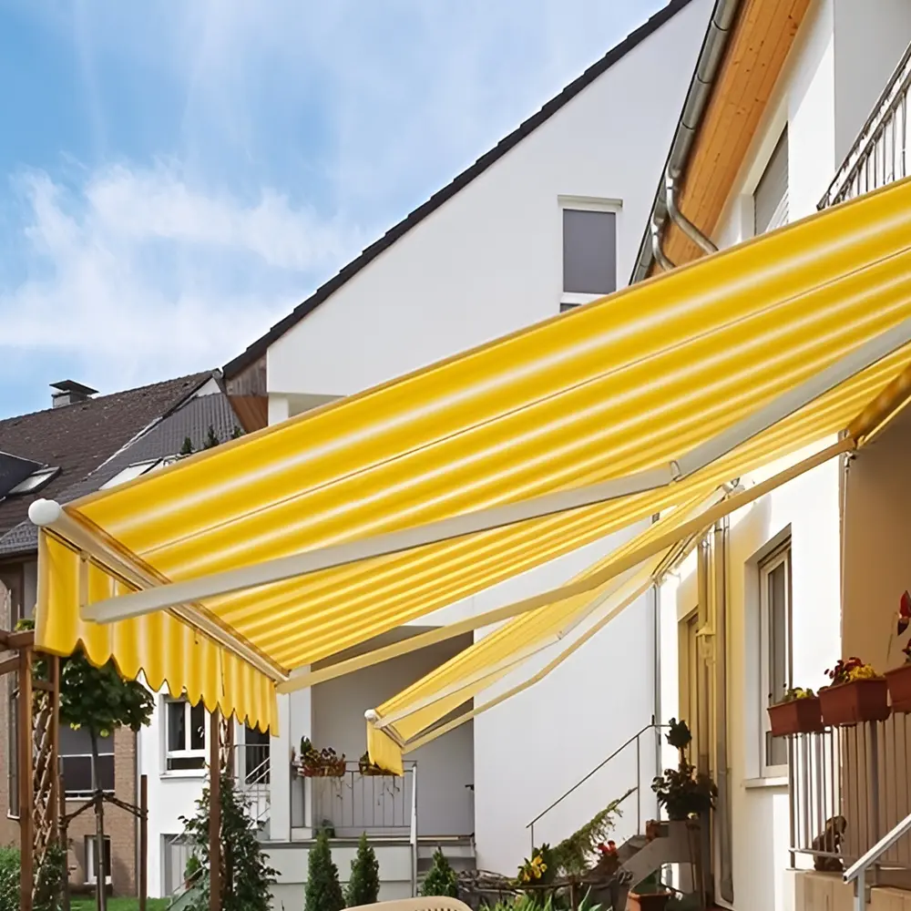 gele knikarmschermen aan woning terras zonnescherm veldman zonwering