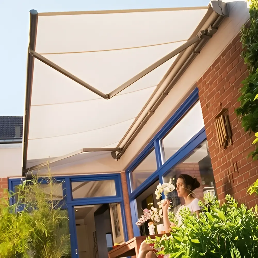 wit knikarmscherm topas ii zonnescherm terras met tuin veldman zonwering