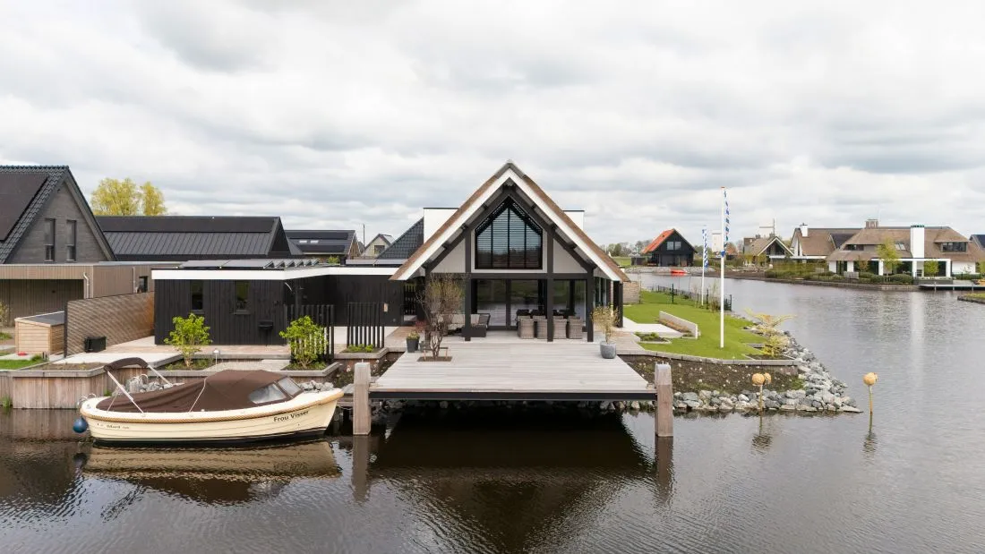 Watervilla met terras en steiger Watervilla met terras en steiger