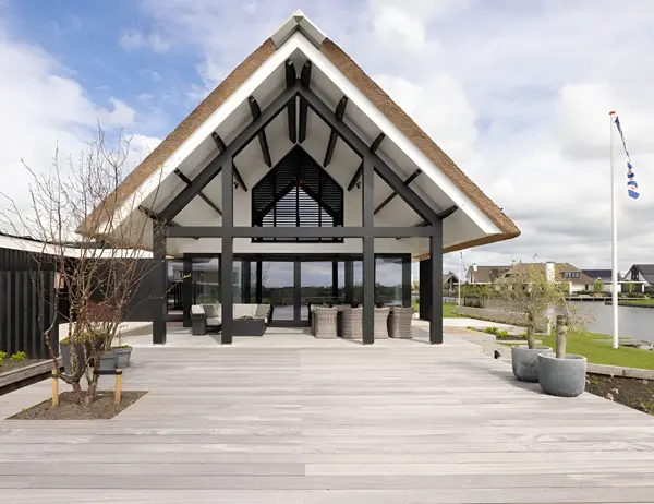 voorzijde woning, zicht op terras en lamellen voorzijde woning, zicht op terras en lamellen