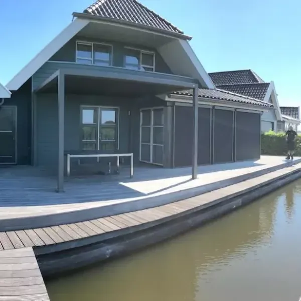 Doekoverkapping recht huis aan het water huis aan het water met een doekoverkapping