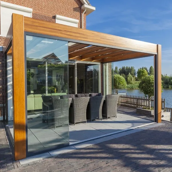 houten overkapping met glazen wanden en uitzicht op het water