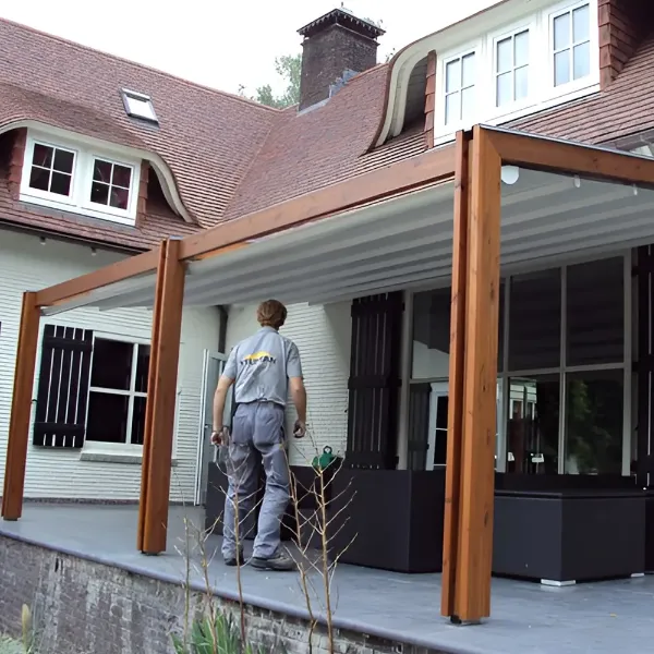 Houten overkapping met vouwdak met en monteur erin