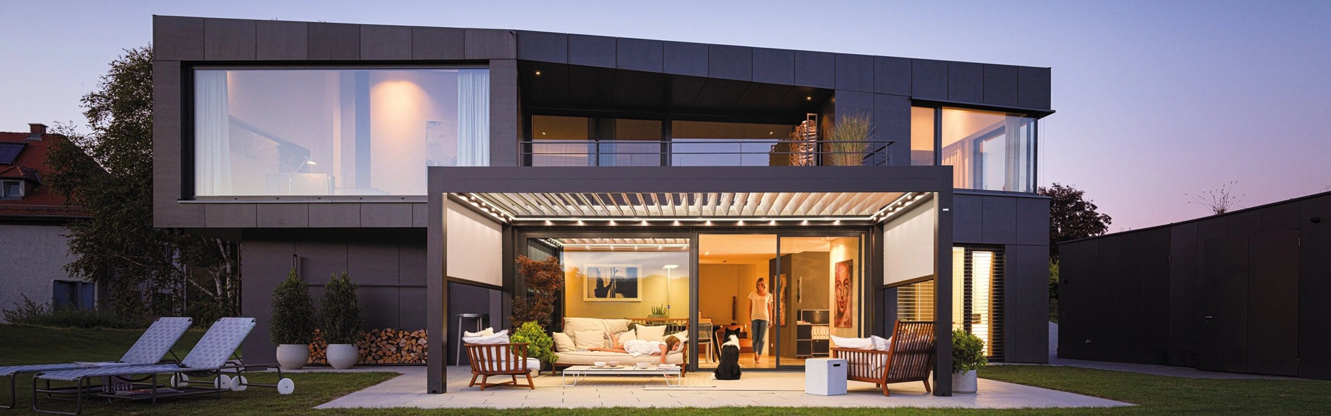 Lamellen overkapping met een meisje en hond en vrouw