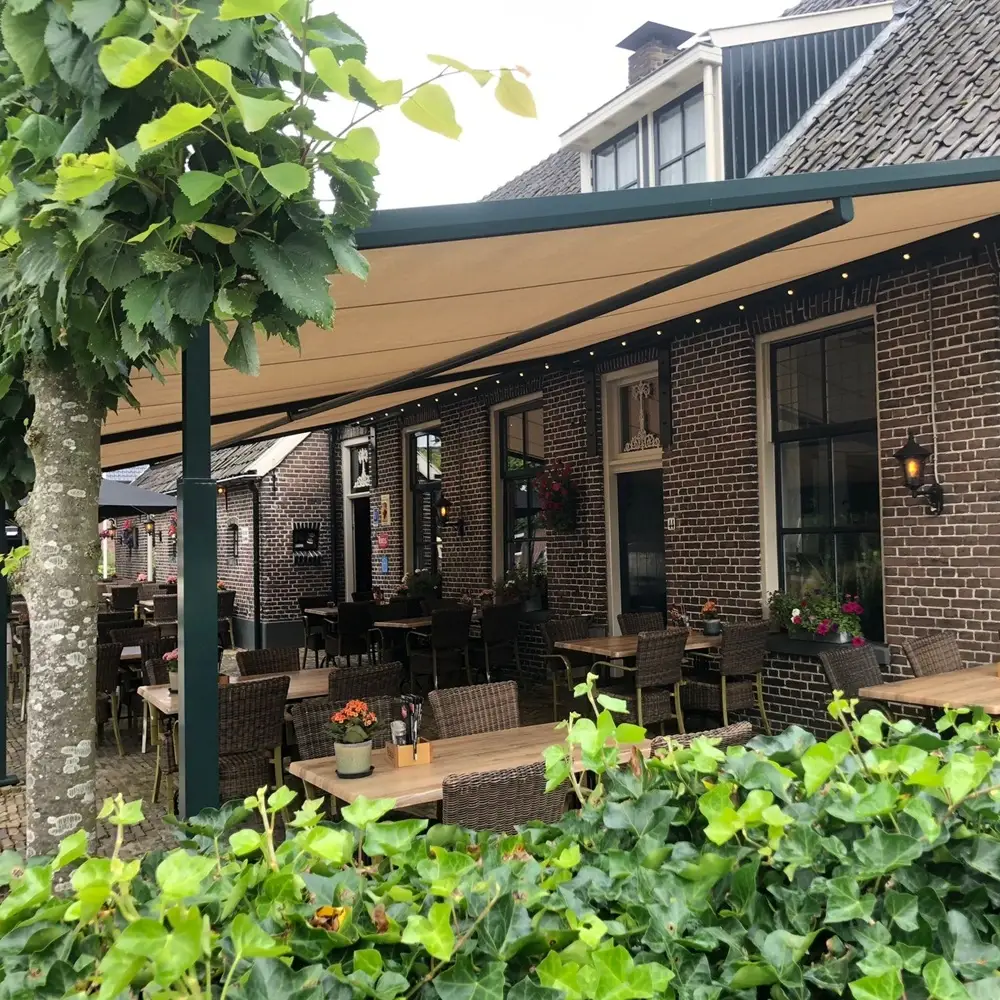 Textiel overkapping met sfeerverlichting bij restaurant De Ar in Westerbork