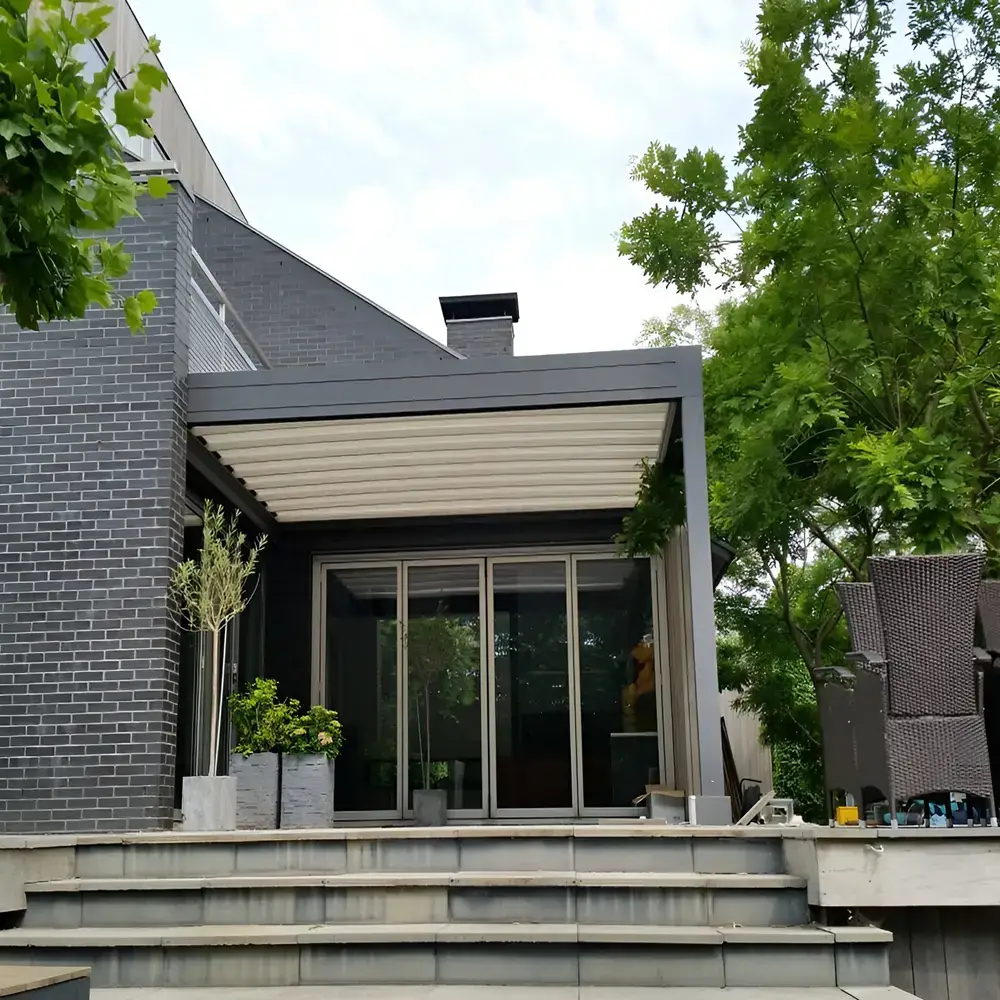 Veldman Zonwering terrasoverkapping met schuifdak bij moderne woning in Sneek 1