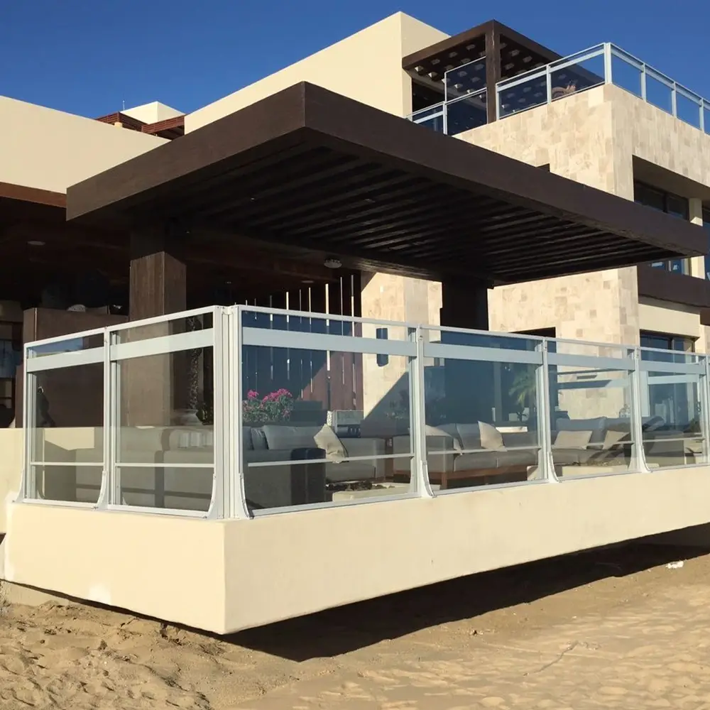 Glazen windschermen op terras in Spanje bieden beschutting tegen wind en zon