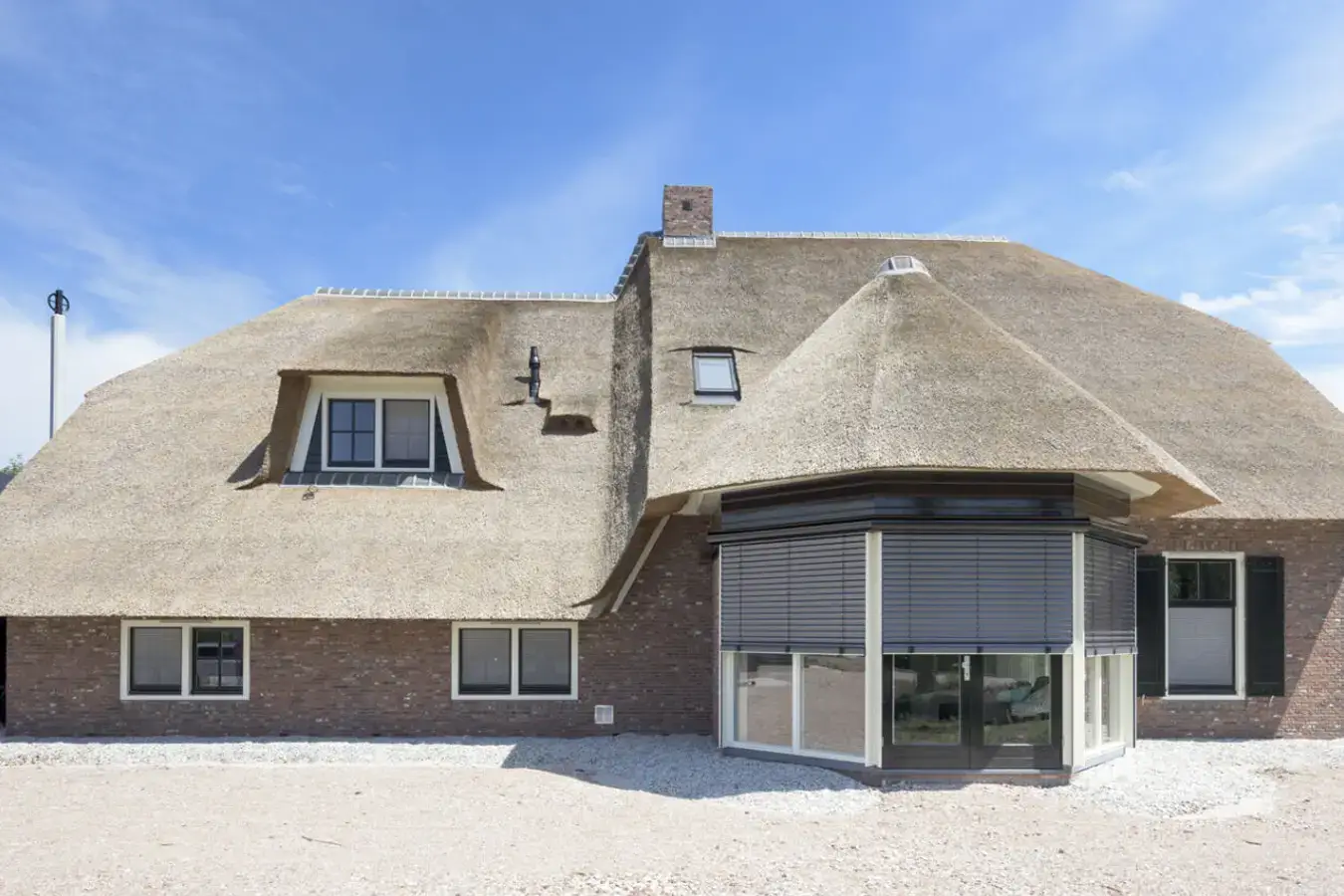 Terrasoverkapping met lamellendak bevestigd aan huis