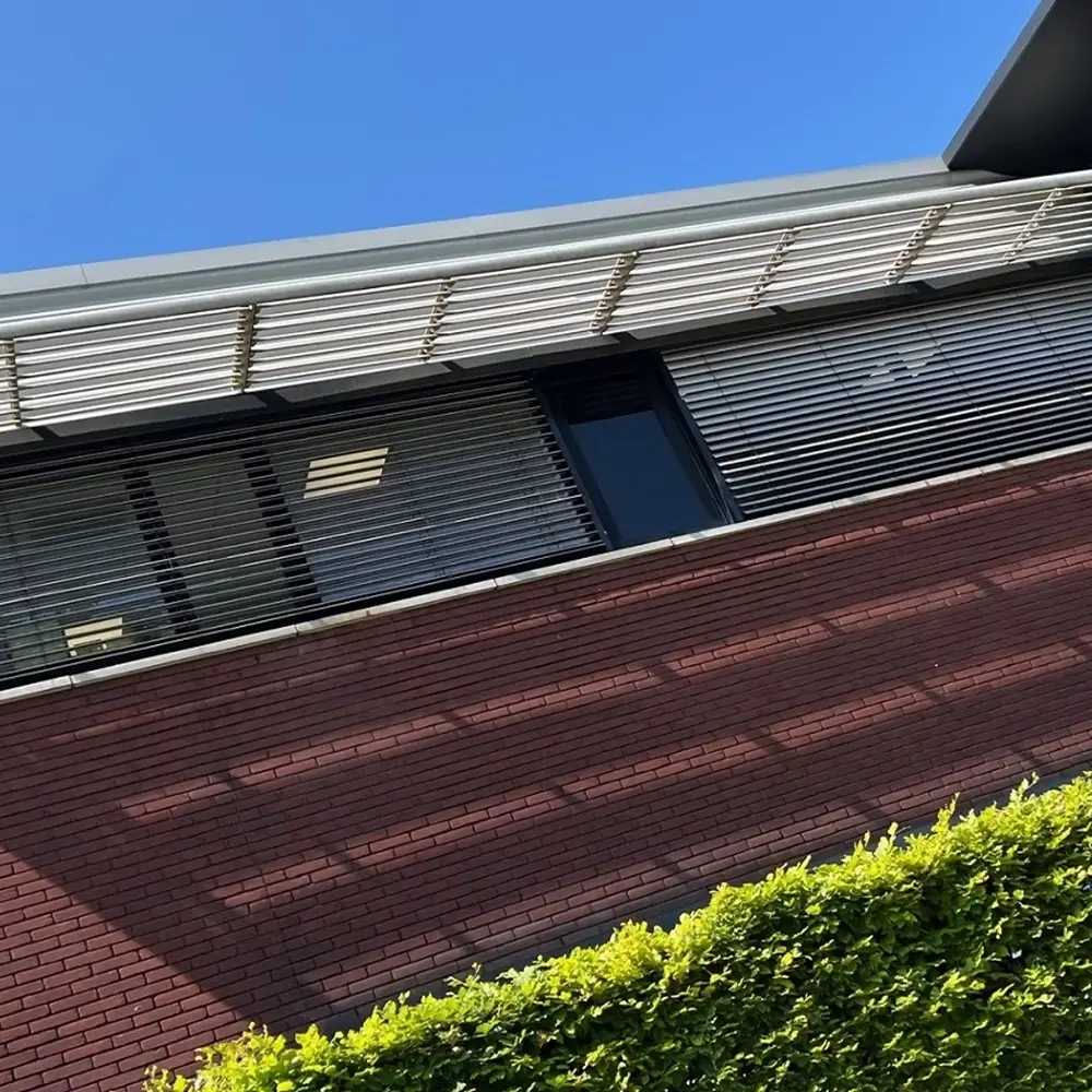 Detail van buitenjaloezieen aan de gevel van Nationale Fietsprojecten