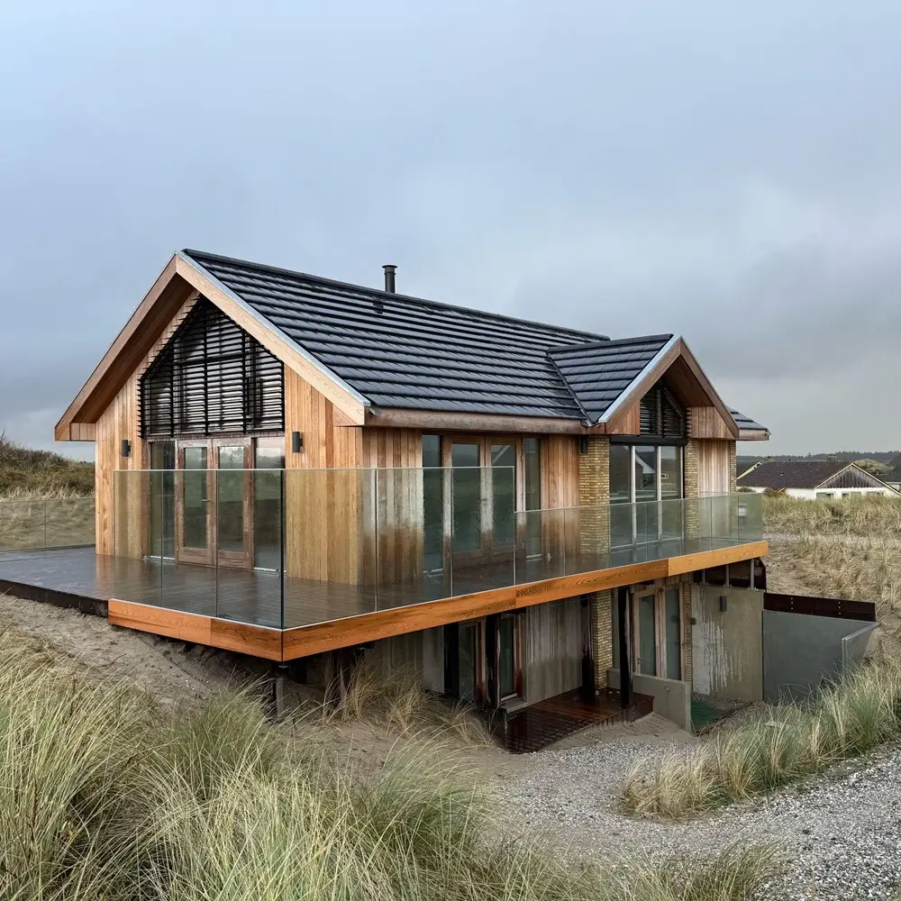 Houten woning met Louvre zonwering op Terschelling