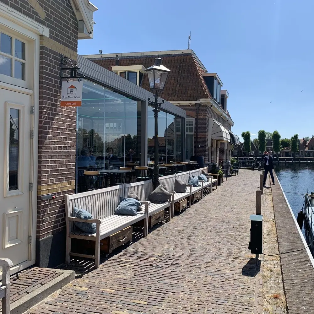 Terras met glazen overkapping bij Prins Mauritshuis in Blokzijl