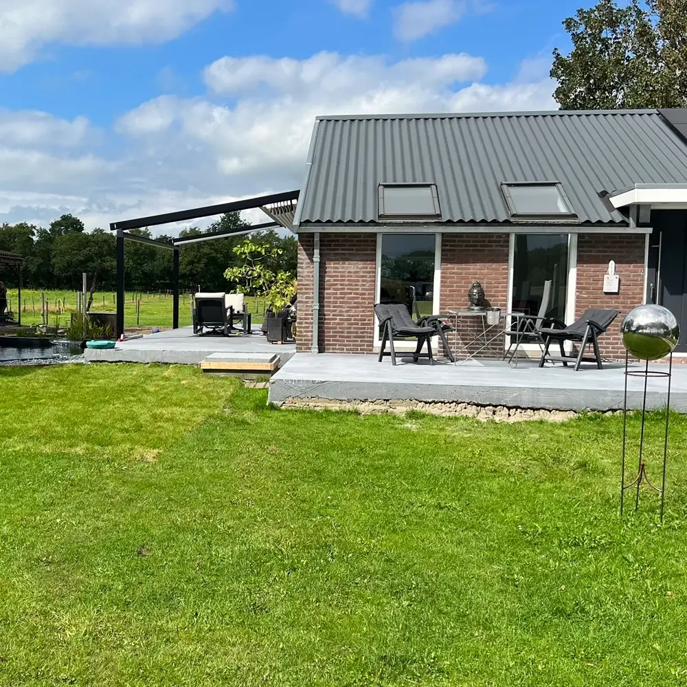 Veldman Zonwering overkapping met schuifdak in landelijke tuin in Smilde