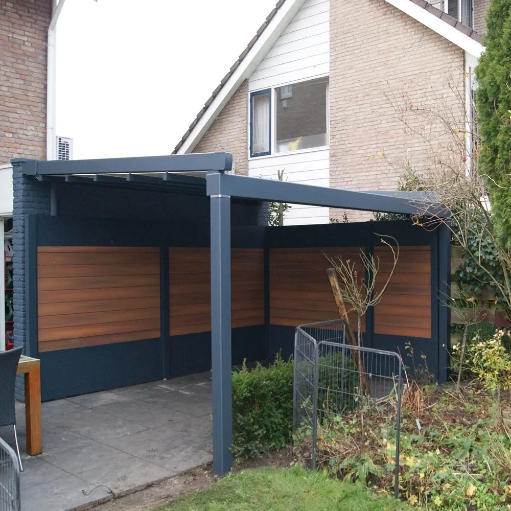 Veldman Zonwering uitschuifbare buitenkamer met houten zijpanelen in Etten Leur