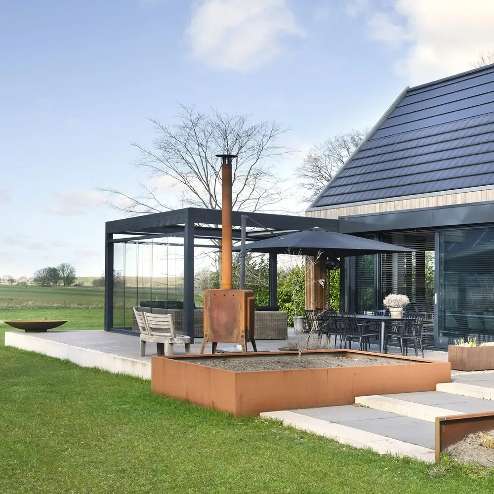 Veldman Zonwering moderne tuinkamer met glazen schuifwanden bij villa in Oranjewoud