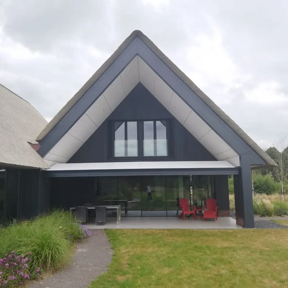 Zon en regenscherm op maat geplaatst door Veldman Zonwering in Schipborg