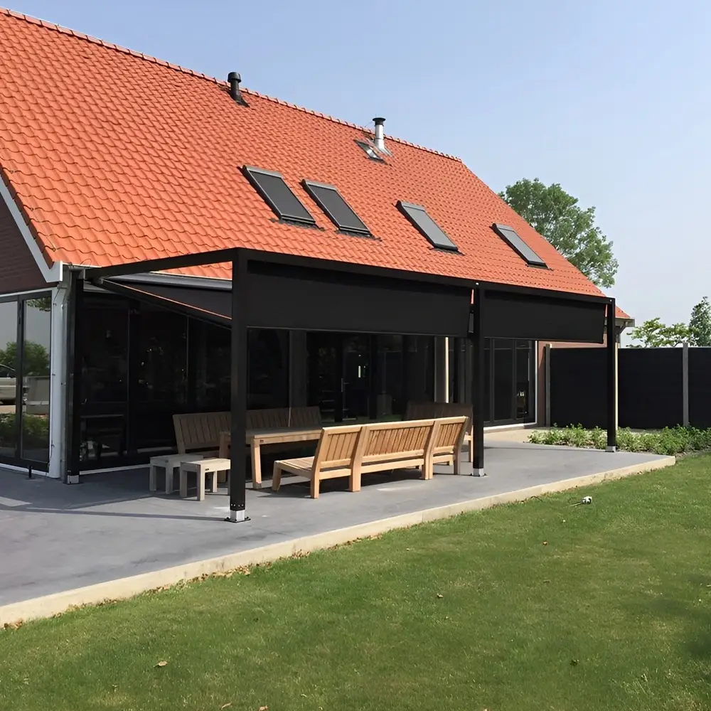 Textiel overkapping met zwart doek en houten tuinmeubelen op terras