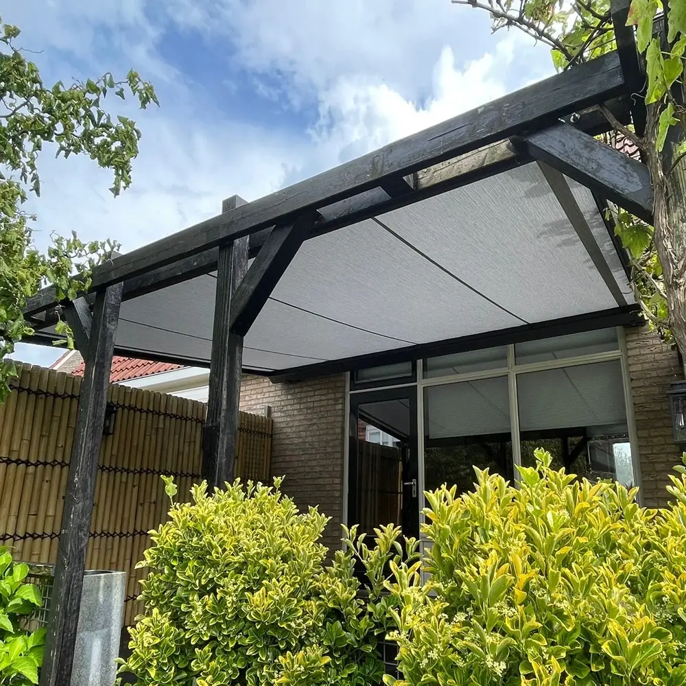 Veldman Zonwering serrezonwering met houten frame en bamboe schutting in Sneek