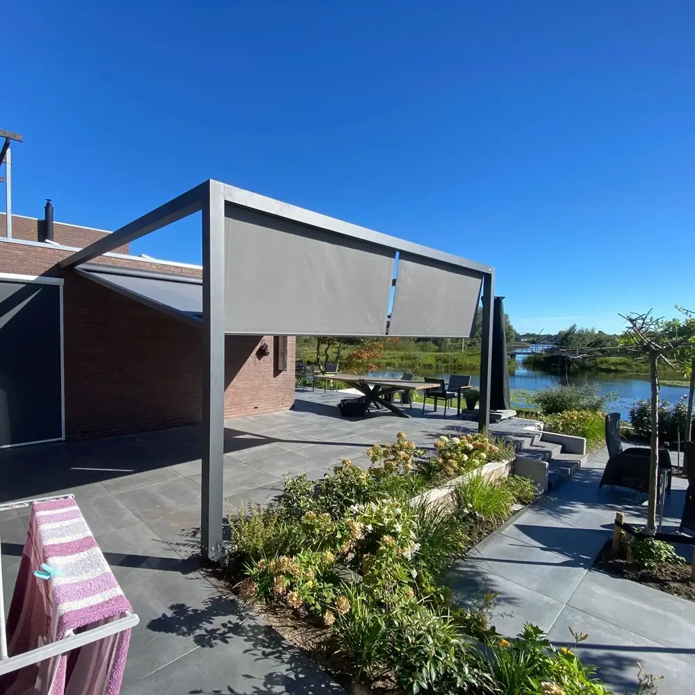 Veldman Zonwering textieloverkapping bij woning aan het Heidemeer met terras