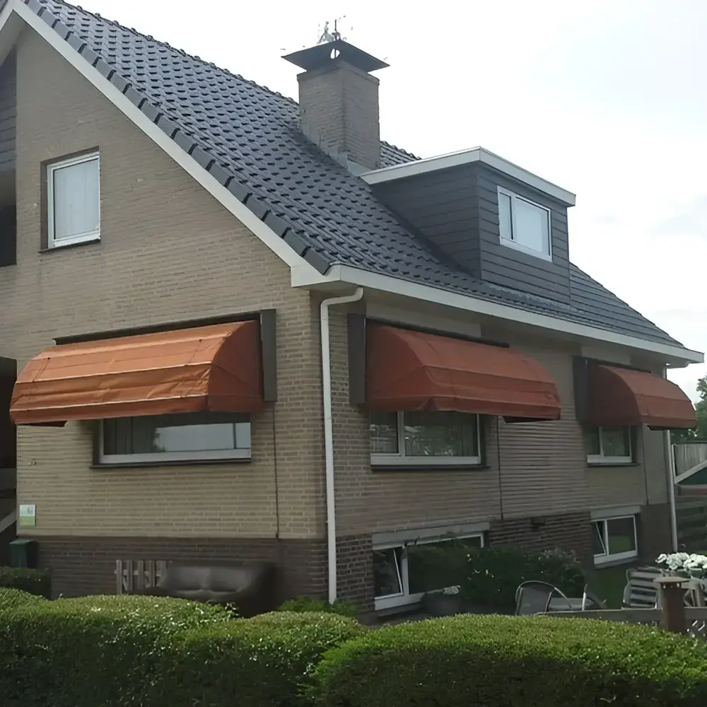 Roestkleurige markiezen geplaatst door Veldman Zonwering in Echtenerbrug