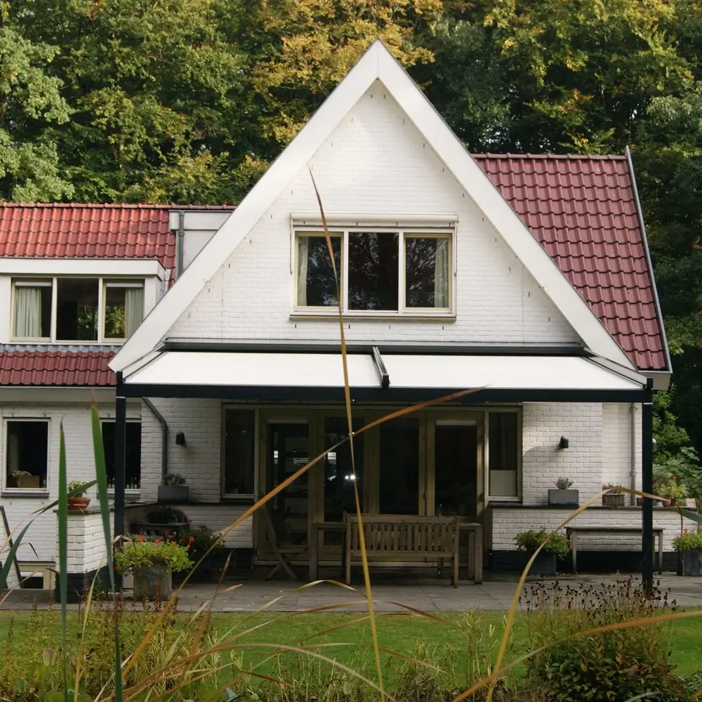 Veldman Zonwering terrasoverkapping met schuifdak aan achtergevel in Maartensdijk