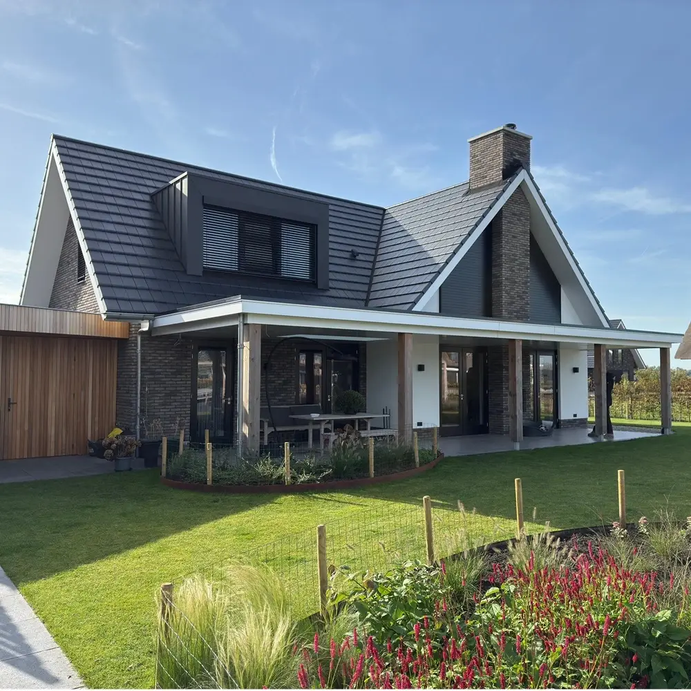 Huis met buitenjaloezieen louvre en terrasoverkapping