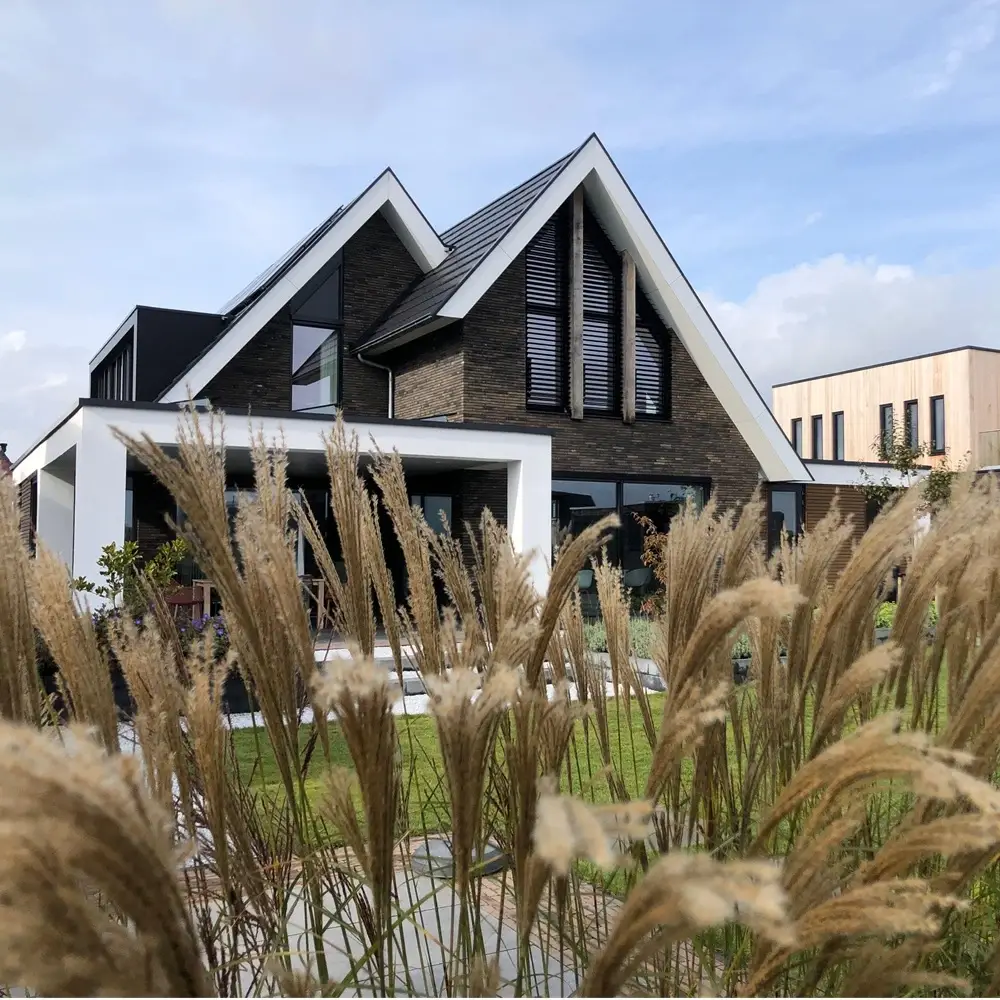 Louvre lamellen op woning in Meerstad Veldman Zonwering project