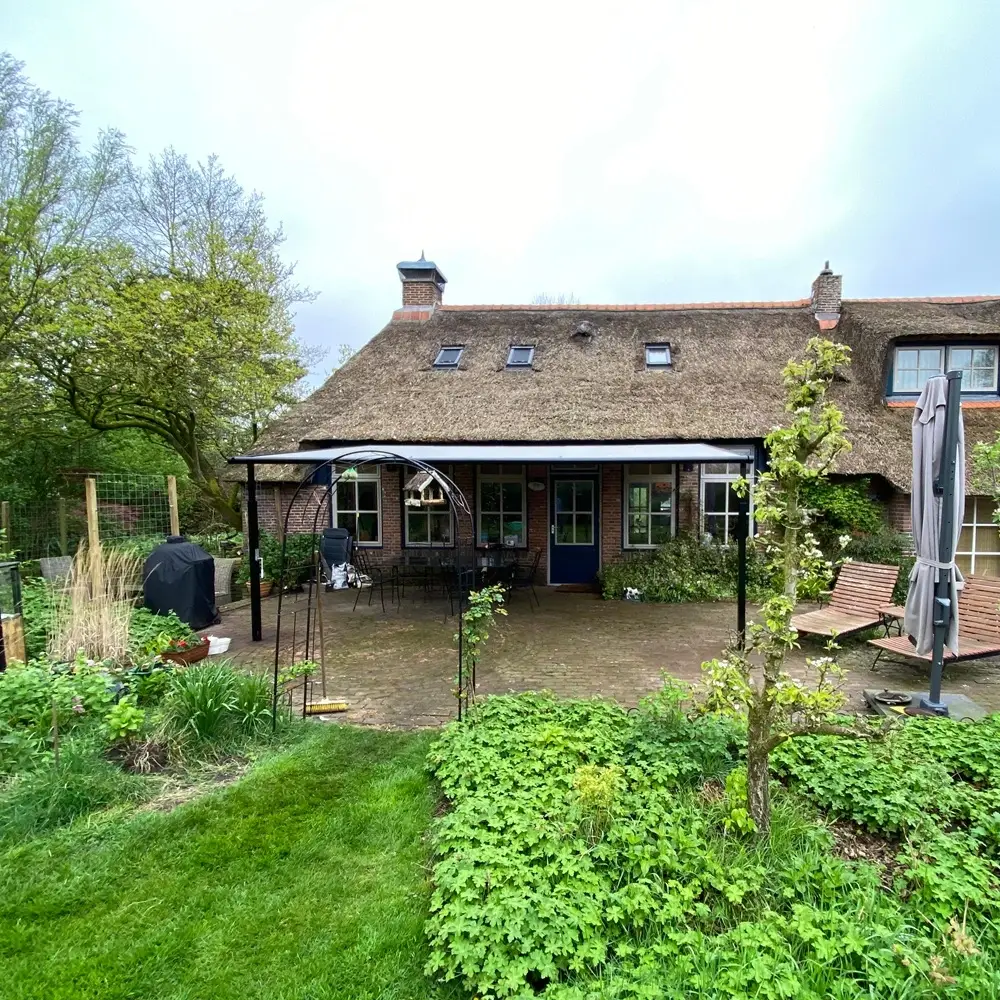 Veldman Zonwering textieloverkapping Plaza Viva in landelijke tuin