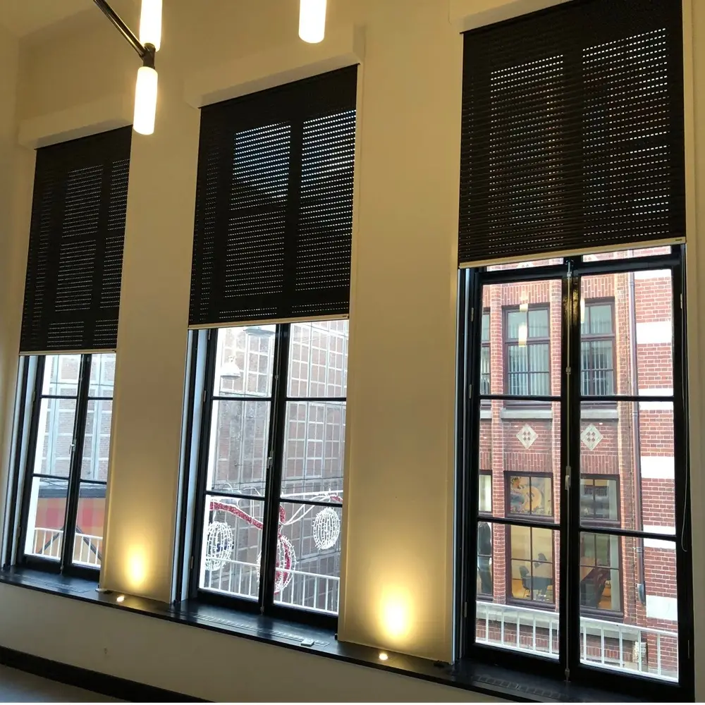 Zwarte binnen rolluiken in hoog gebouw geplaatst door Veldman Zonwering in Amsterdam