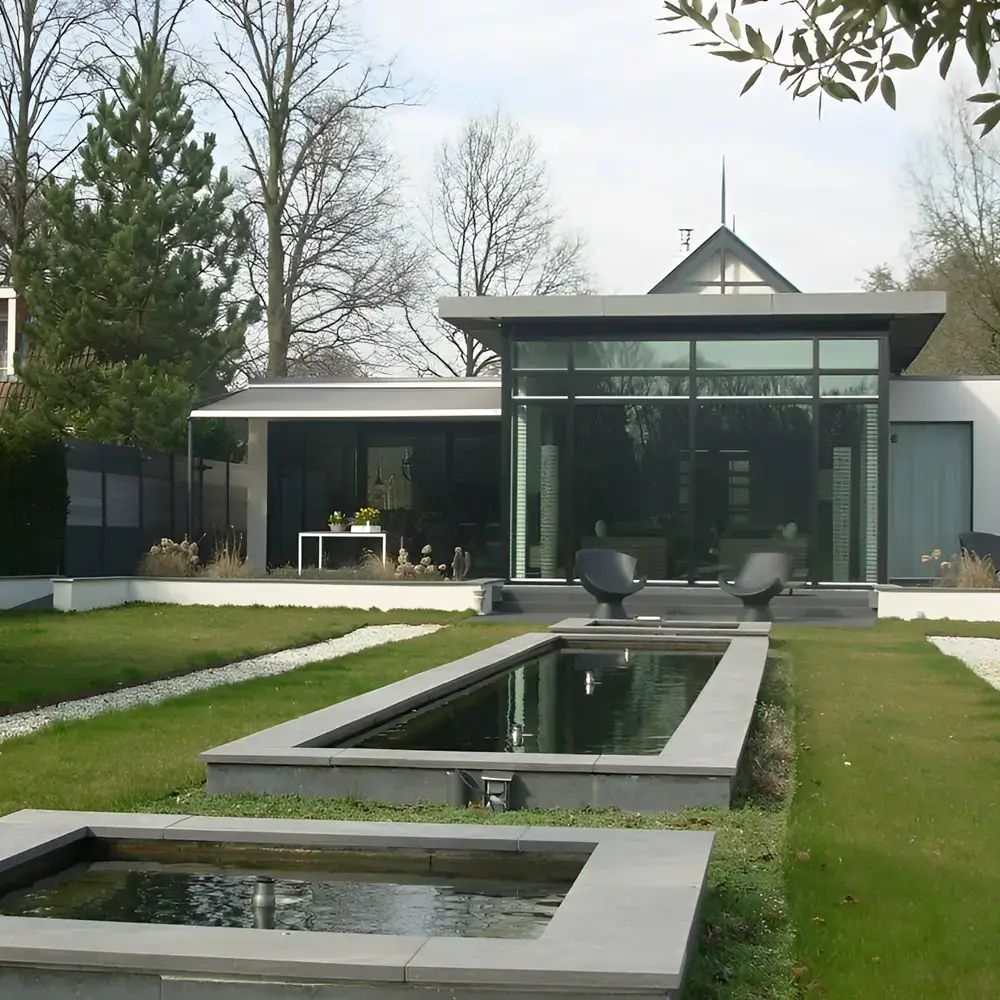 Veldman Zonwering textieloverkapping bij moderne woning met tuin in Oranjewoud