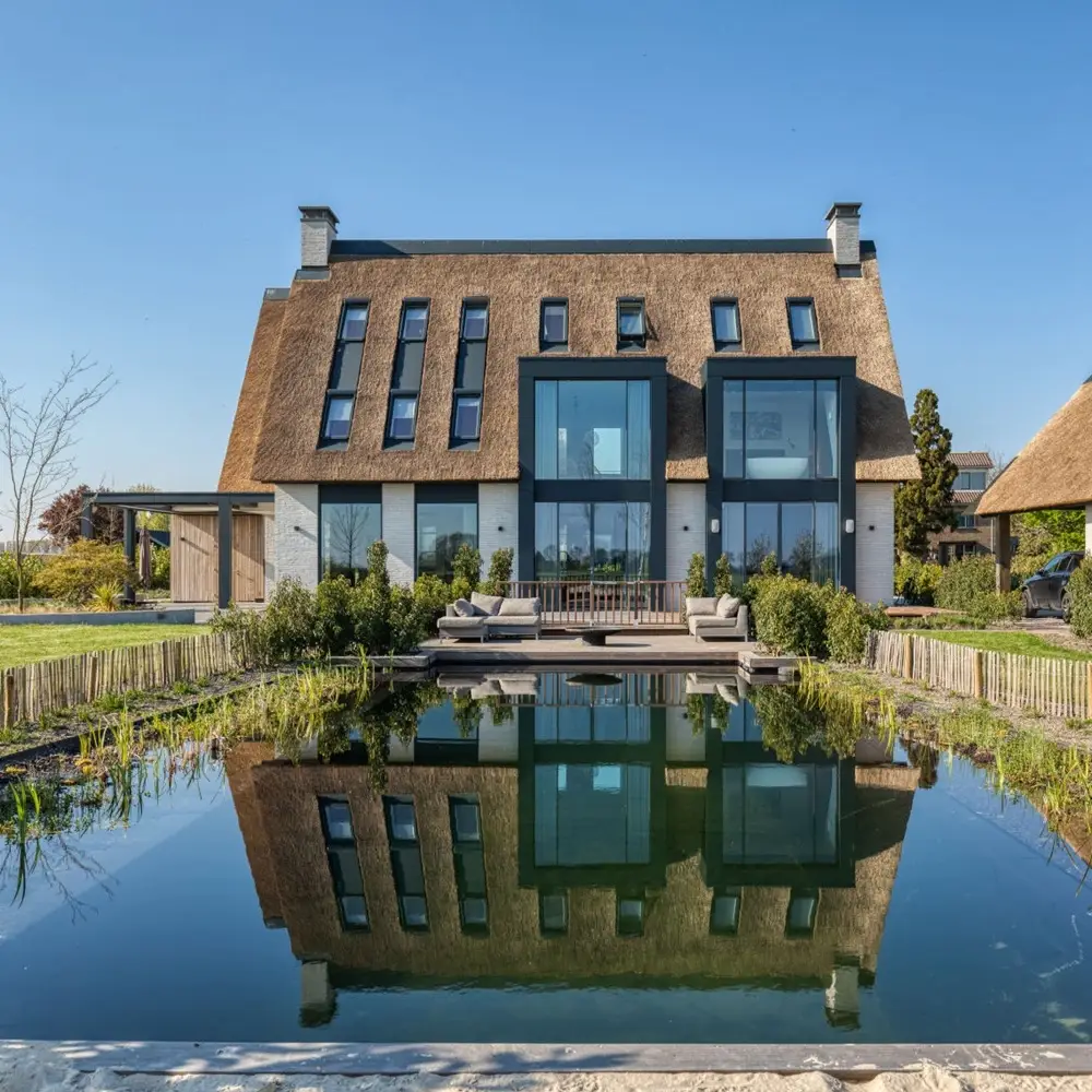 Veldman Zonwering terrasoverkapping met schuifdak bij luxe villa in Hoogkarspel