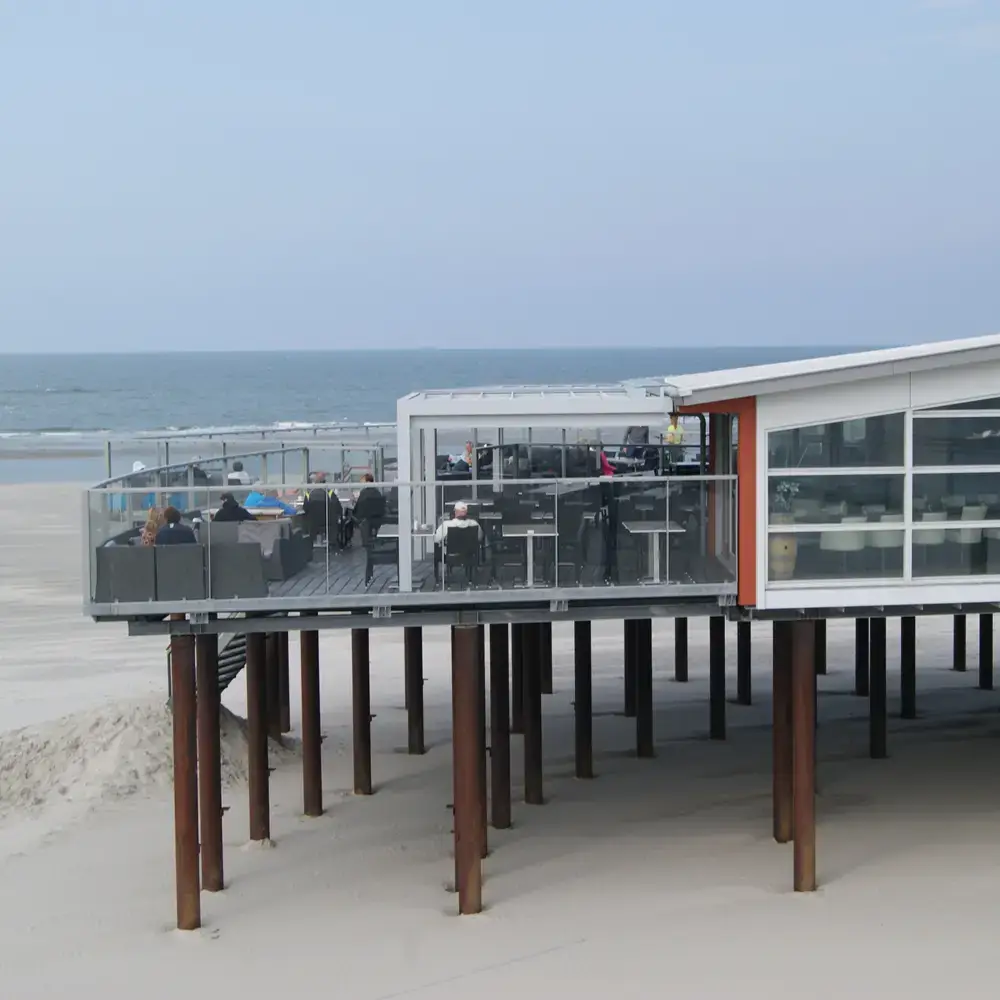Terrasoverkapping door Veldman Zonwering bij strandpaviljoen t Strandhuys Ameland
