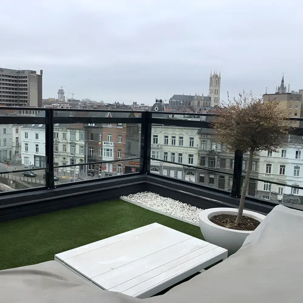 Glazen windschermen op dakterras in met panoramisch uitzicht over de stad